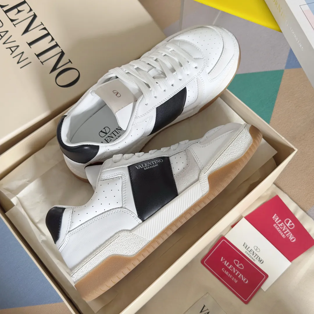 [Valentino] P: 800💰 Couple model, size: ▪️Size: Women's model 35-40 / Men's model 39-44 (45 customized) Valentino Valentino Couple model Joie de Jouer series Velcro Thick sole Bread shoes Couple model Casual sports shoes White shoes Original purchase and development Production Joie de Jouer series The style is simple but not out of style. The pure white base is paired with fresh green and soft beige, and the unique Velcro design highlights your personality. Every detail tells the fashion and quality. Wear it, take a confident step, and start the fashion journey. Exquisite packaging at the delivery counter🛍📦 ▪️Fabrics: Original custom imported first-layer cowhide ▪️Inner lining: Original custom-made soft sheepskin lining ▪️Outsole: Original open-molded anti-slip TPU material ▪️Sole thickness: 3.5CM